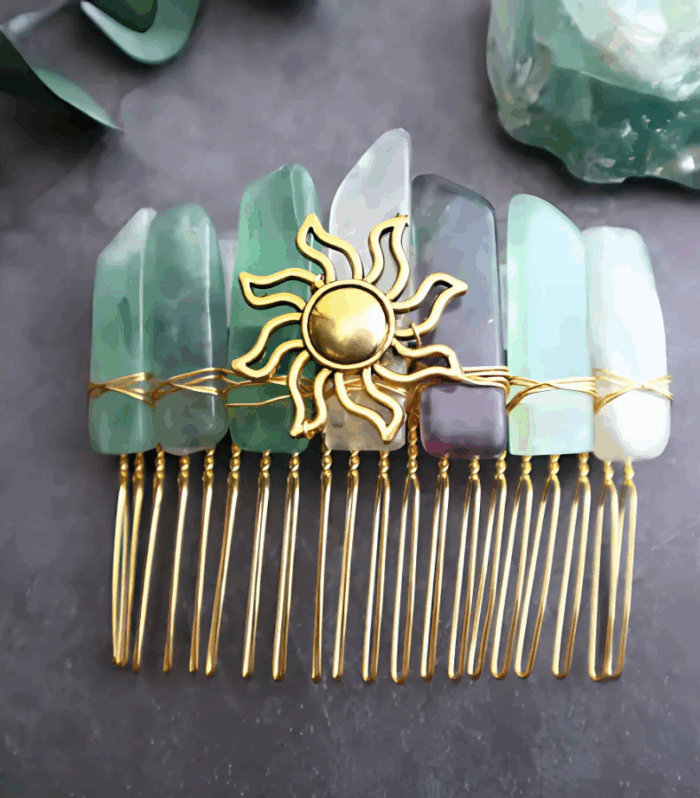 Enfeite de Cabelo Solarino – Fluorita Bruta e Raio de Ouro