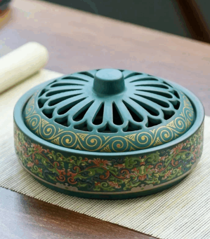 Queimador Cerimonial Flor Dourada – Cerâmica Tibetana Verde